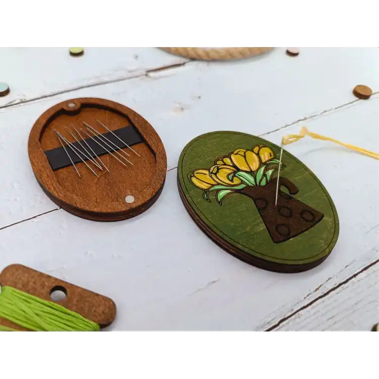 WOODEN NEEDLE CASE. TULIPS KF056/120G