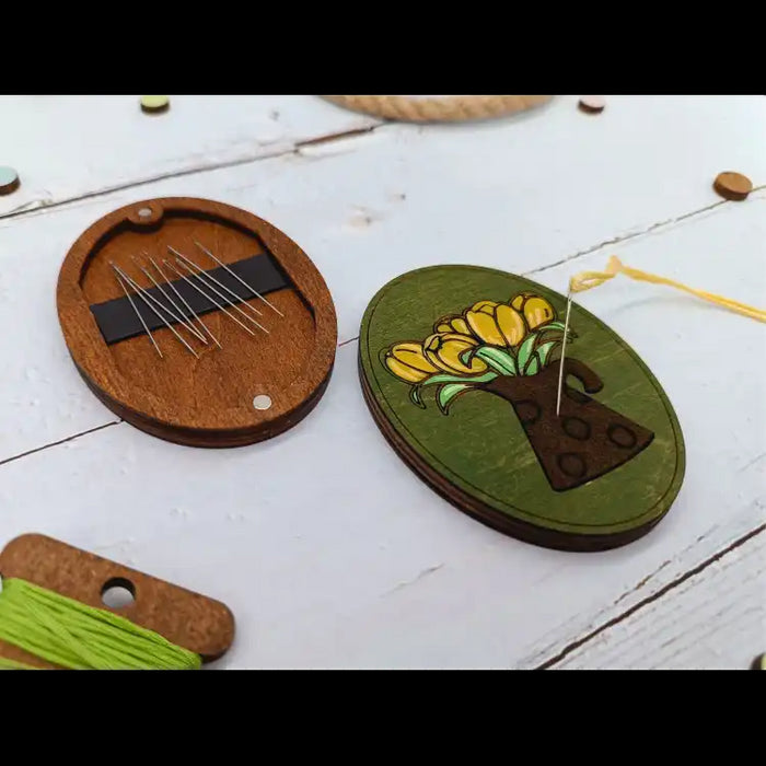 WOODEN NEEDLE CASE. TULIPS KF056/120G