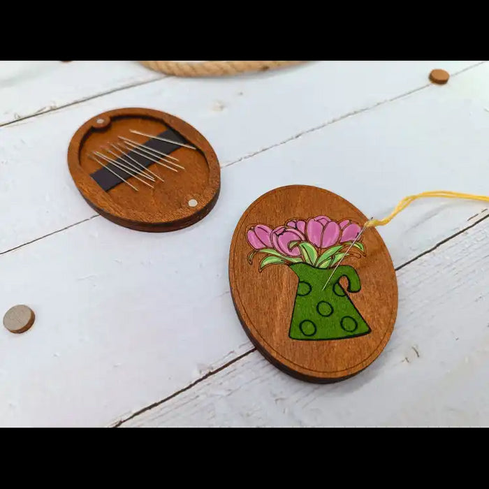 WOODEN NEEDLE CASE. TULIPS KF056/120P