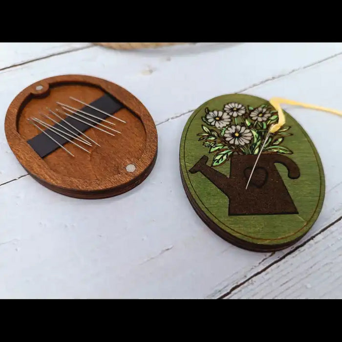 WOODEN NEEDLE CASE. FLOWERS KF056/121G