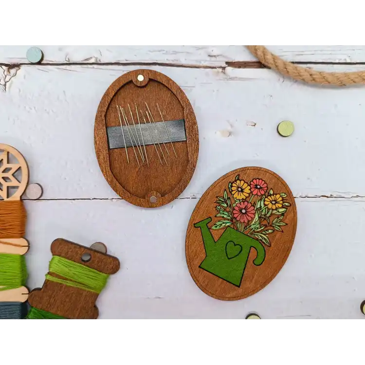 WOODEN NEEDLE CASE. FLOWERS KF056/121P
