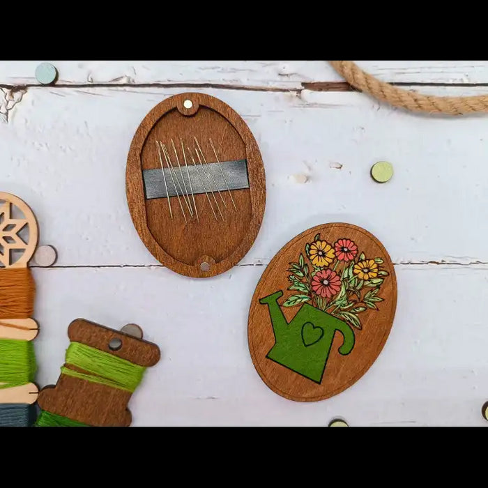 WOODEN NEEDLE CASE. FLOWERS KF056/121P