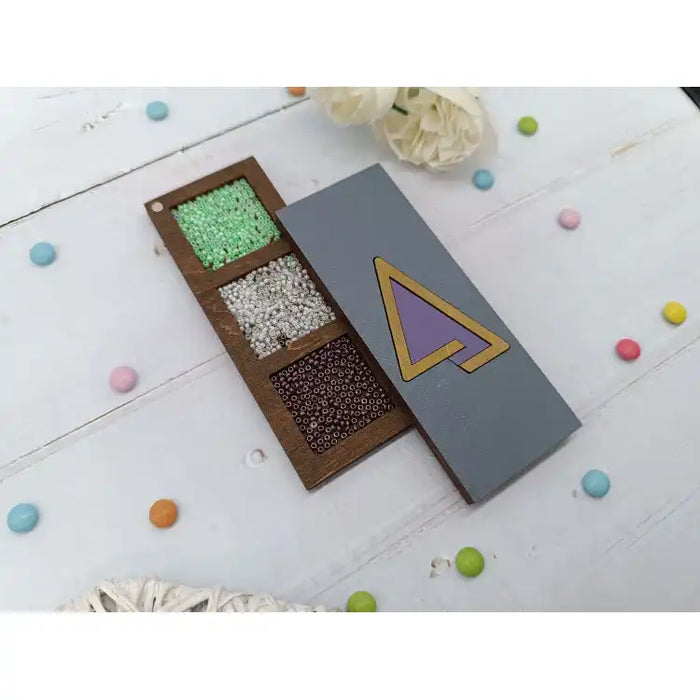 WOODEN BOX FOR BEADS. PURPLE TRIANGLE KF027/106