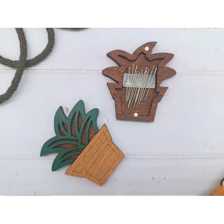 WOODEN NEEDLE CASE. SUCCULENT KF056/115