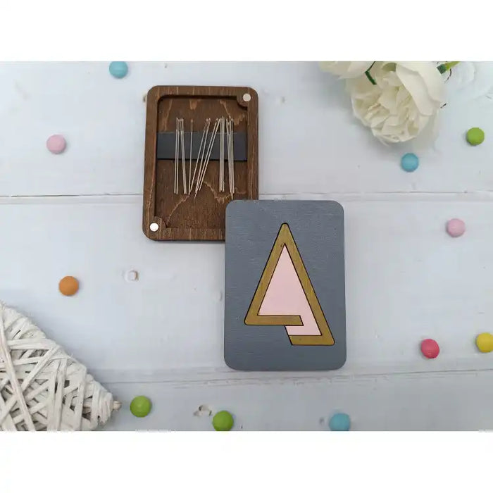 WOODEN NEEDLE CASE. PINK TRIANGLE KF056/106