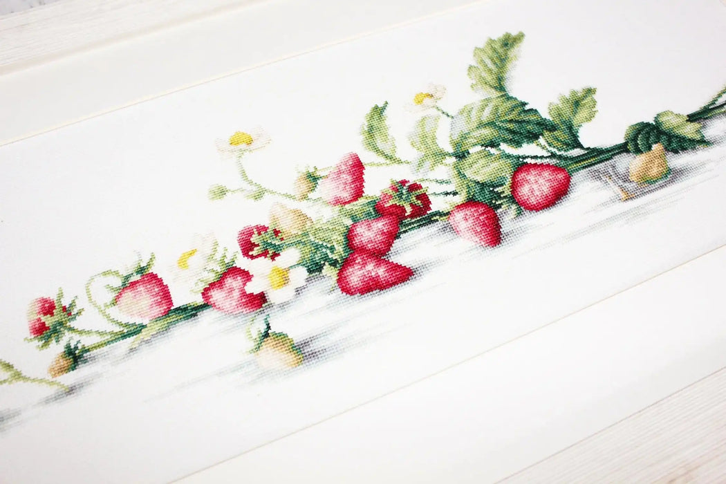 Cross Stitch Kit Luca-S - Etude with Strawberries, B2266 - Luca-S